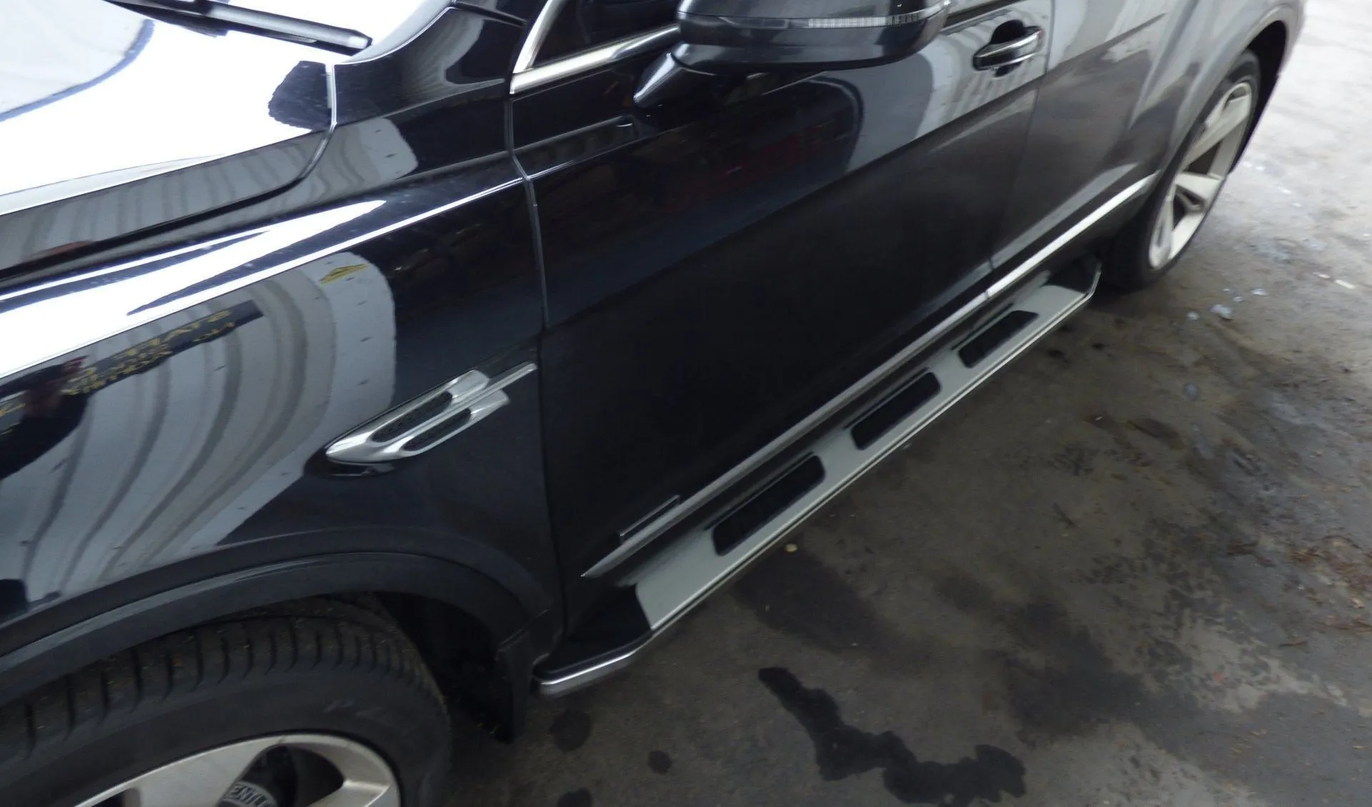 Suburban Side Steps Running Boards for Bentley Bentayga