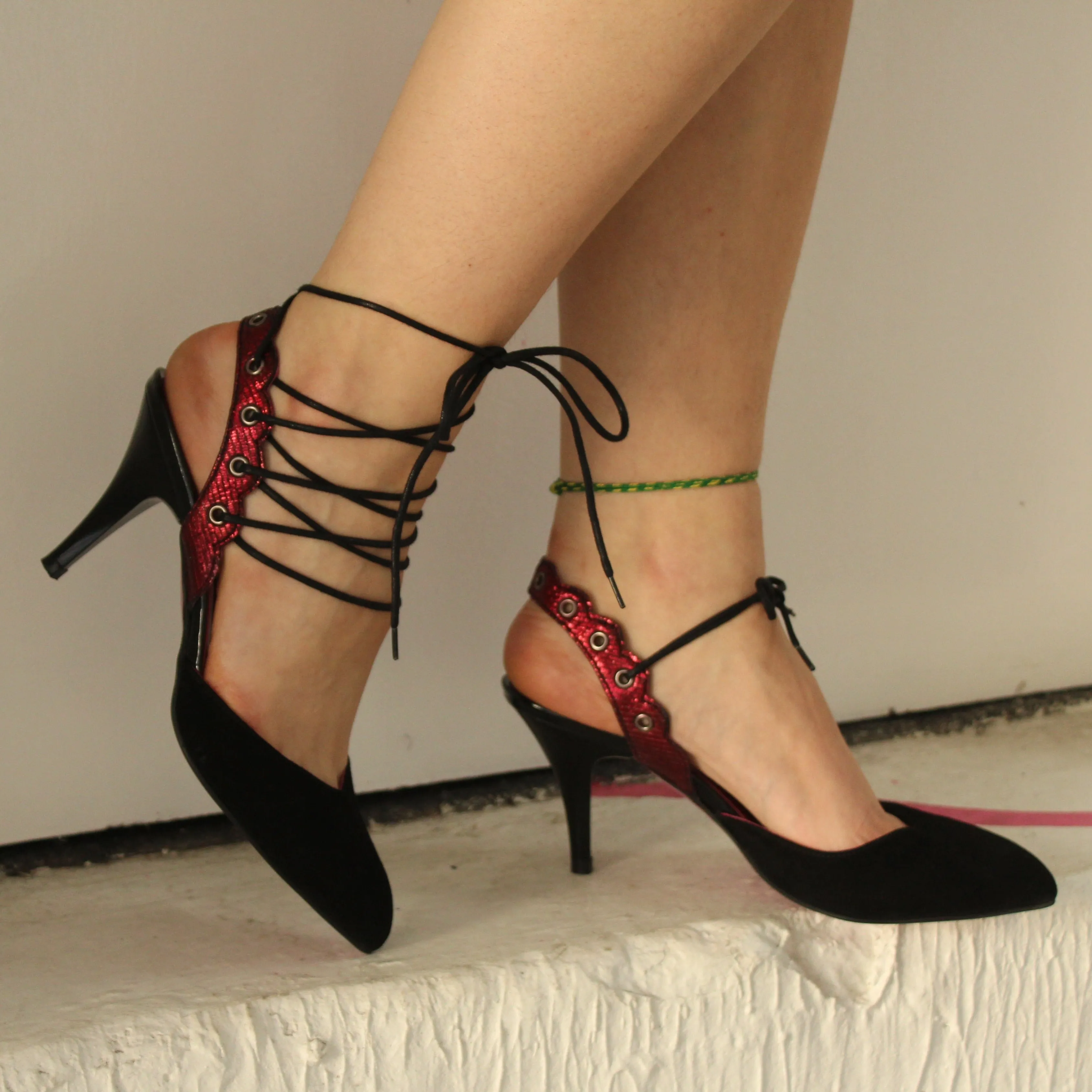 Zorilla - Black suede- Red kitten heel